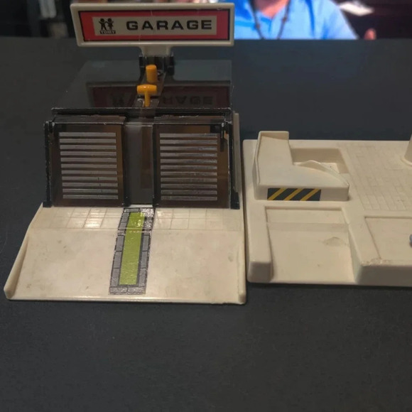 Vintage 1970s TOMY Pocket Car Play Set Garage Car Crane - Picture 2 of 5